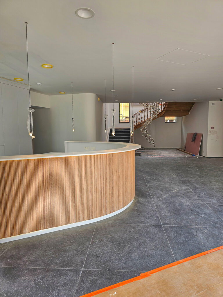 Comptoir arrondi en chêne et  corian
