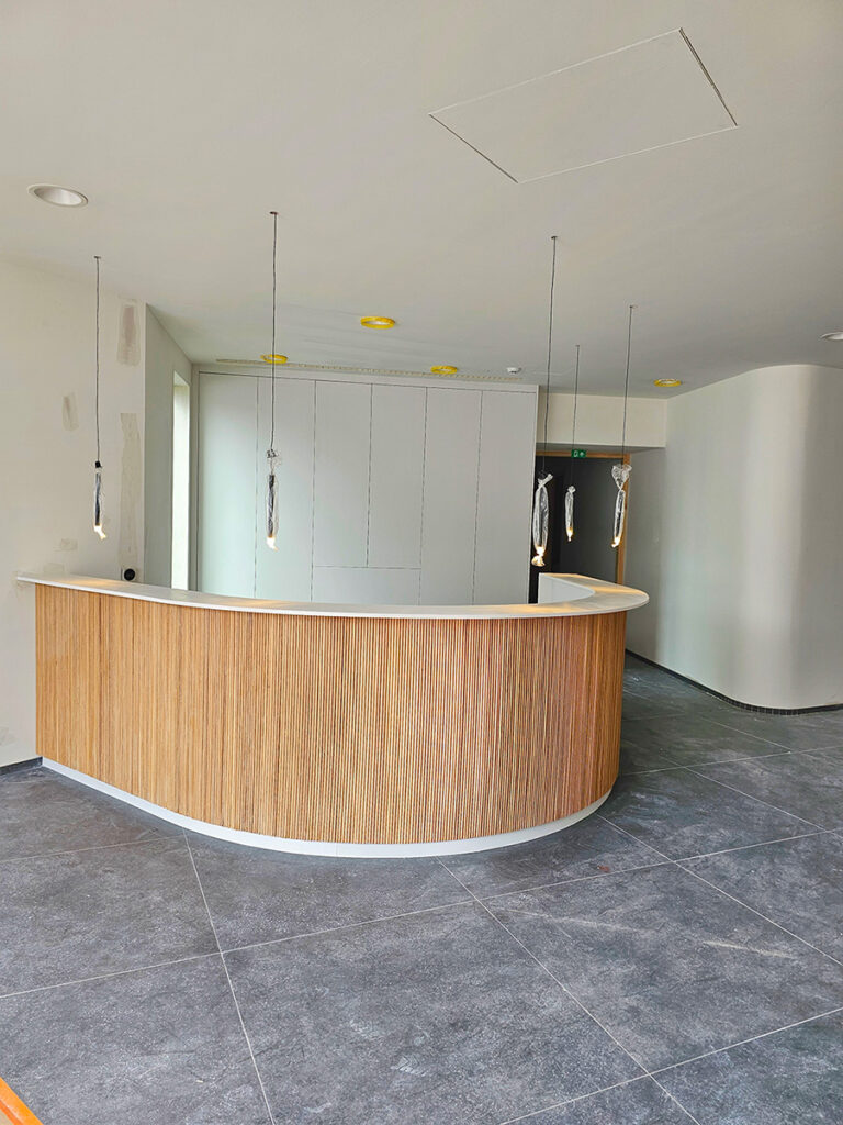 Comptoir arrondi en chêne et  corian