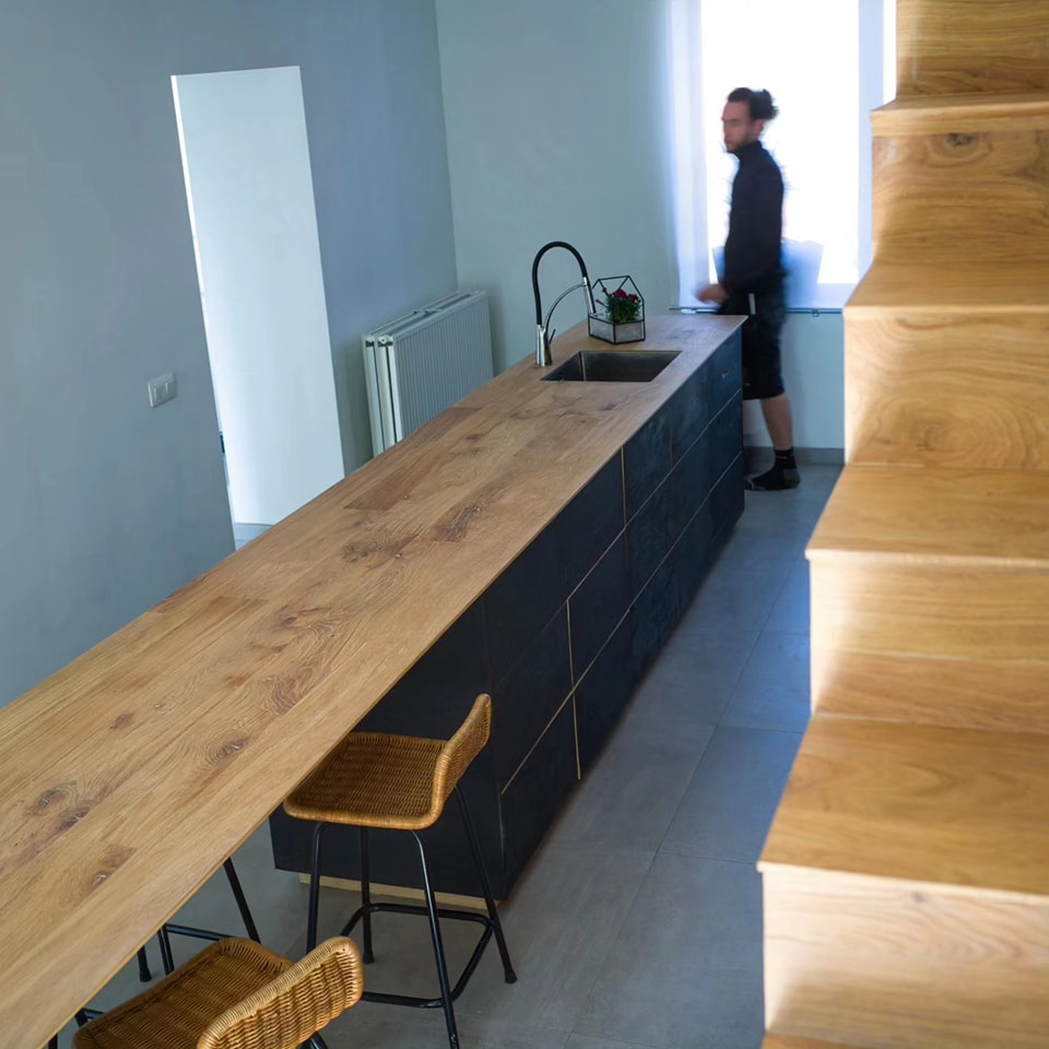 Cuisine escalier et claustra en chêne massif et chêne brulé shou sugi ban sur-mesure Namur