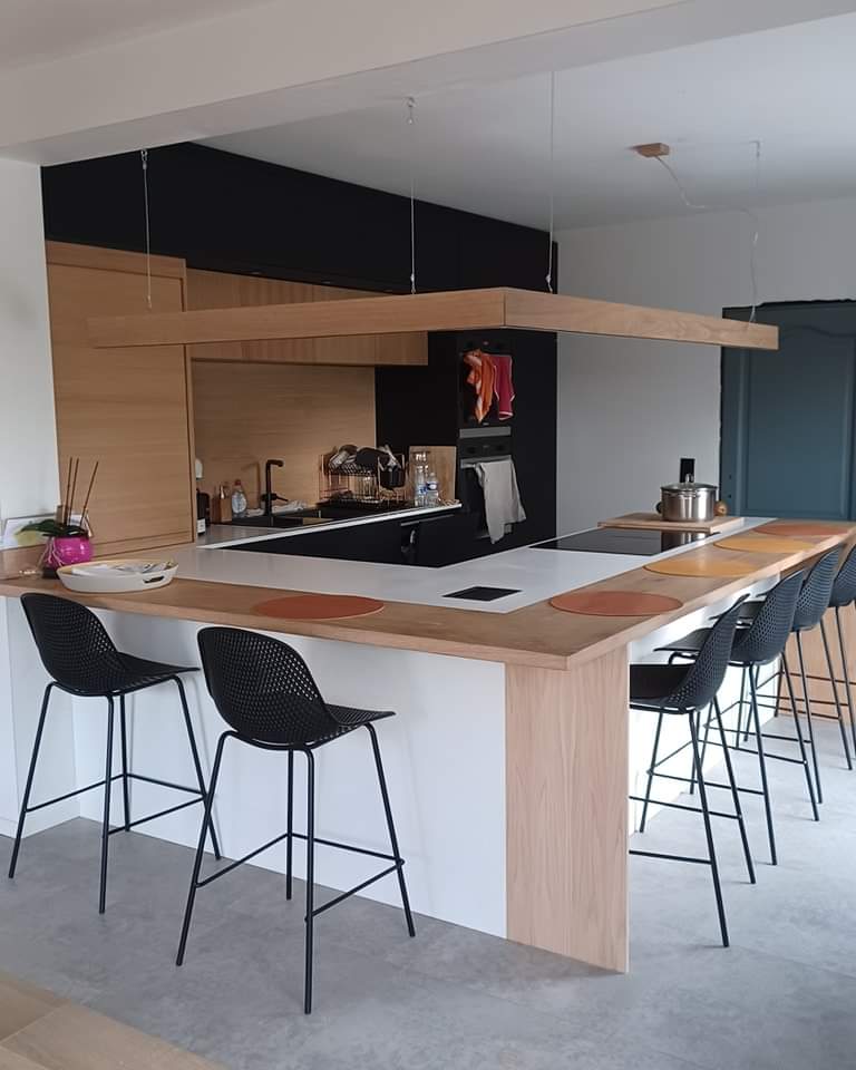 Cuisine en stratifié noir anti-trace, chêne et corian