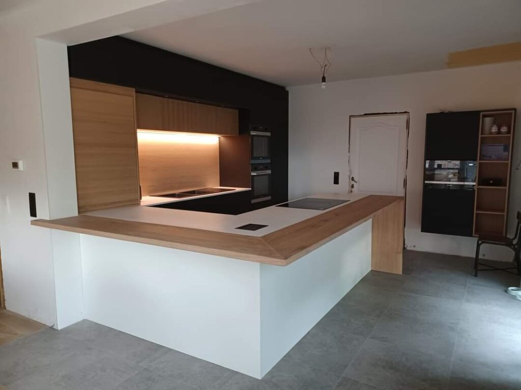 Cuisine en stratifié noir anti-trace, chêne et corian