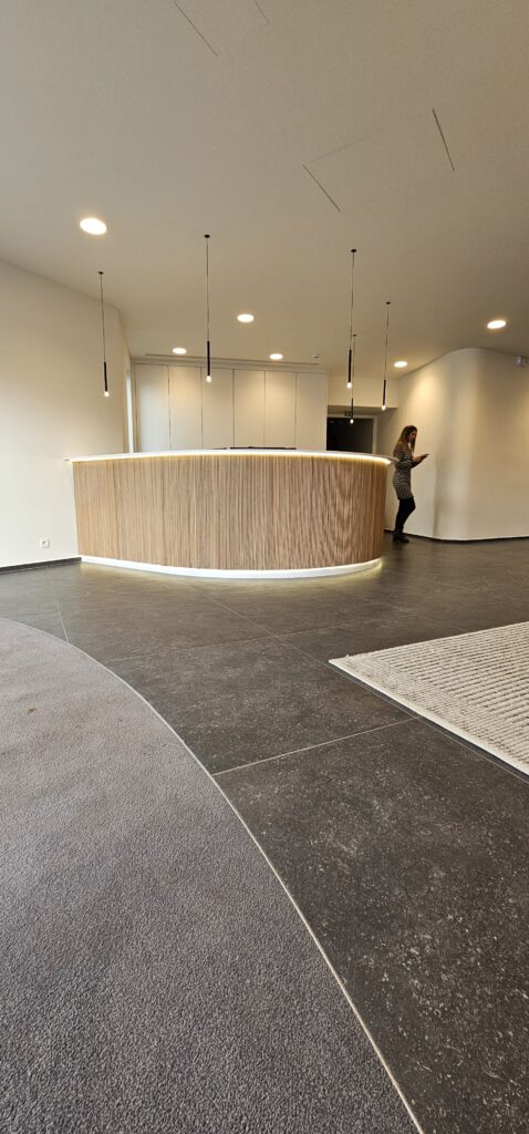 Comptoir courbe corian chêne