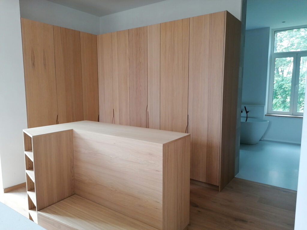 Dressing en chêne sur mesure avec banquette centrale