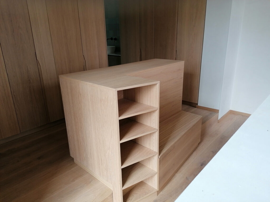 Dressing en chêne sur mesure avec banquette centrale