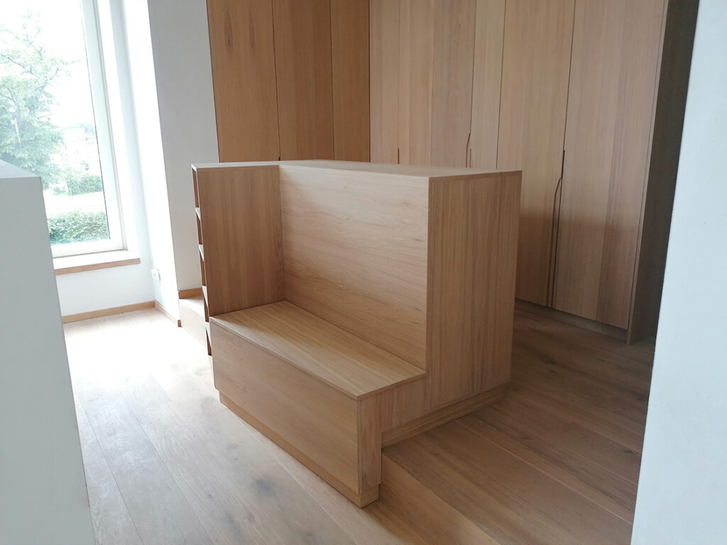 Dressing en chêne sur mesure avec banquette centrale
