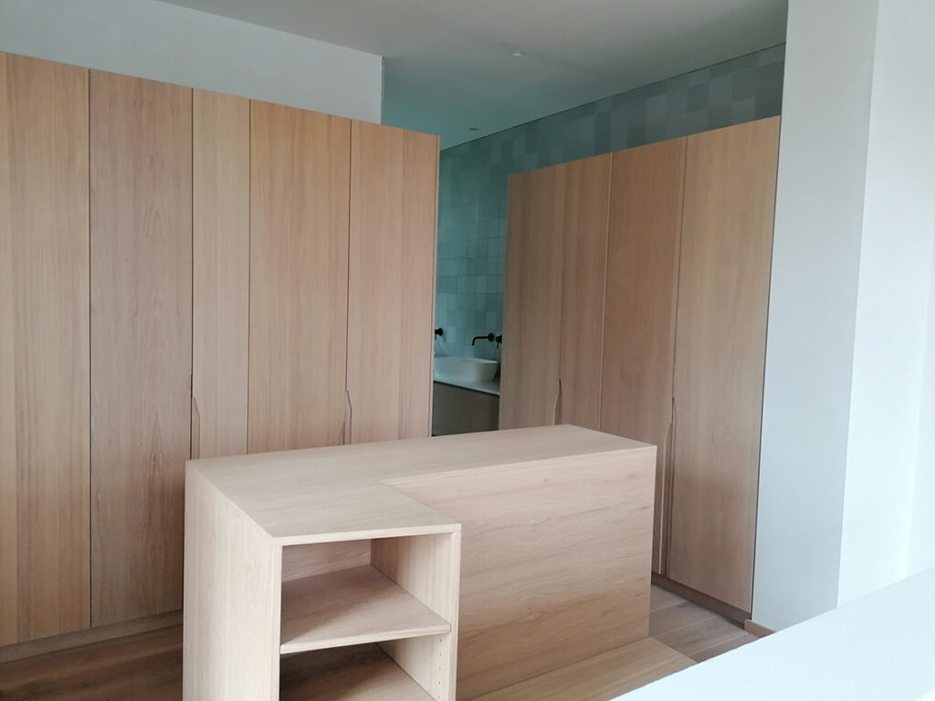 Dressing en chêne sur mesure avec banquette centrale