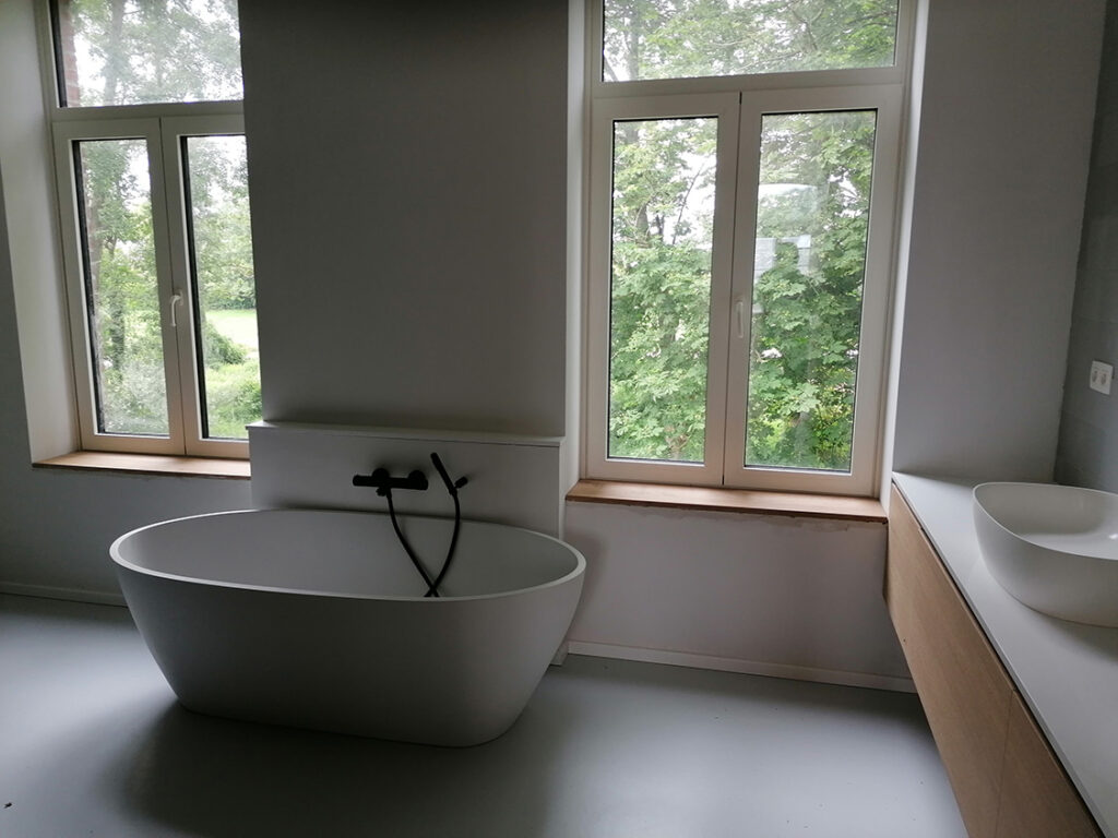 Salle de bain sur-mesure en chêne et corian Namur